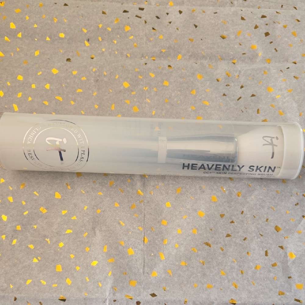 IT Cosmetics Heavenly Skin Brush - Silver and White